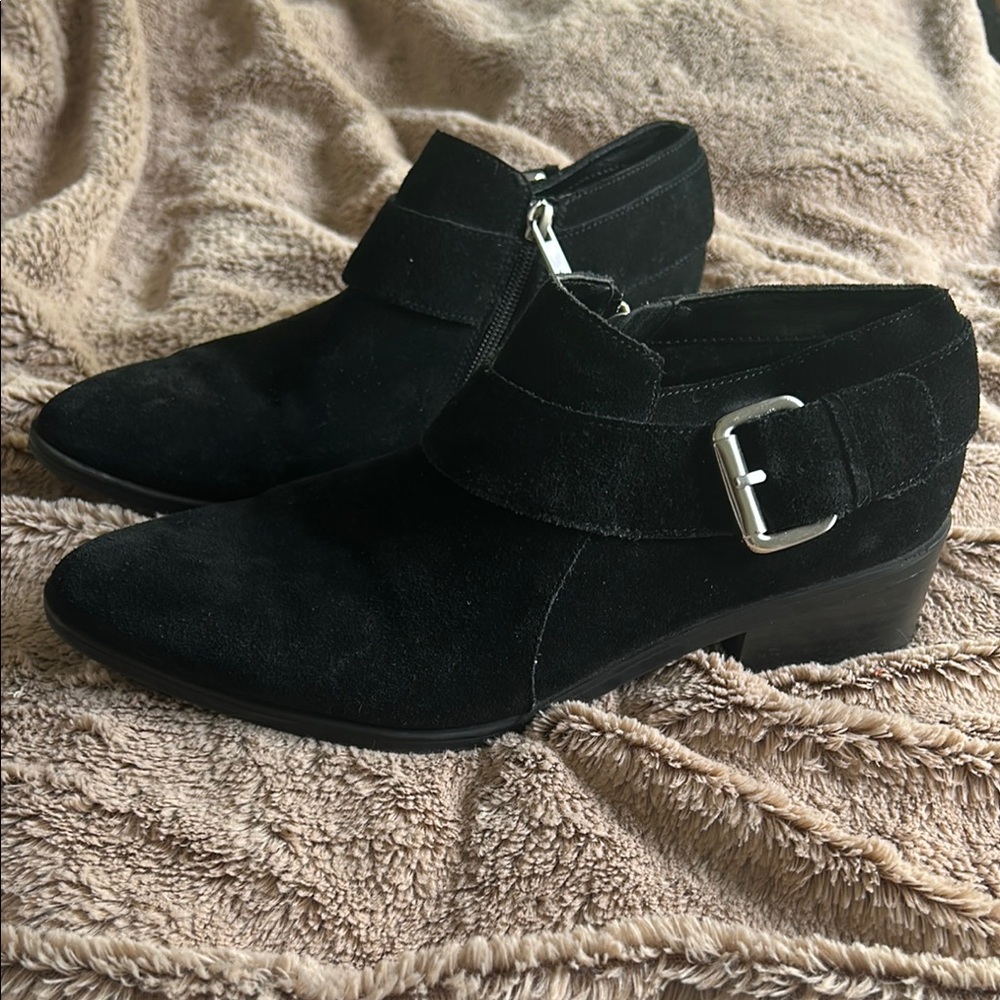 Bella Vita Black Ankle Boots with Sleek Design